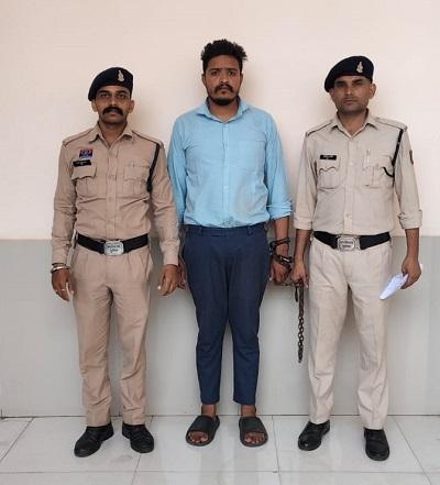 नाबालिक को बहला फुसलाकर भगाकर ले जाने व अनाचार करने वाले फरार आरोपी पुलिस ने किया गिरफ्तार.... 1 नाबालिक को बहला फुसलाकर भगाकर ले जाने व अनाचार करने वाले फरार आरोपी पुलिस ने किया गिरफ्तार....