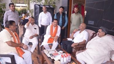 सांसद बृजमोहन से मिले कैलाश विजयवर्गीय प्रहलाद सिंह पटेल, पिता को अर्पित की श्रद्धांजलि...