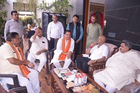 सांसद बृजमोहन से मिले कैलाश विजयवर्गीय प्रहलाद सिंह पटेल, पिता को अर्पित की श्रद्धांजलि... 3 सांसद बृजमोहन से मिले कैलाश विजयवर्गीय प्रहलाद सिंह पटेल, पिता को अर्पित की श्रद्धांजलि...