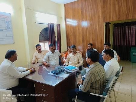 लोक कर्म प्रभारी देवनारायण चन्द्राकर द्वारा में समिति सदस्यों,एवं अधिकारियों के साथ की बैठक...