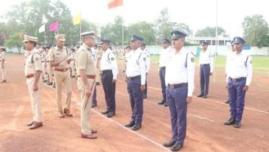 वरिष्ठ पुलिस अधीक्षक जिला दुर्ग द्वारा रक्षित केंद्र दुर्ग में आयोजित जनरल परेड की सलामी लिया गया