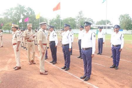 वरिष्ठ पुलिस अधीक्षक जिला दुर्ग द्वारा रक्षित केंद्र दुर्ग में आयोजित जनरल परेड की सलामी लिया गया 1 वरिष्ठ पुलिस अधीक्षक जिला दुर्ग द्वारा रक्षित केंद्र दुर्ग में आयोजित जनरल परेड की सलामी लिया गया