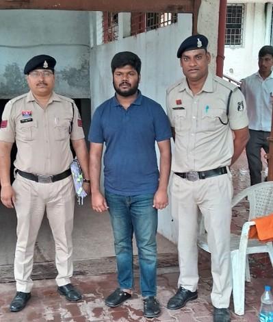 हास्पिटल प्रोजेक्ट में डायरेक्टर का पद देने के नाम पर 60,00,000 रू. की धोखाधड़ी, 01 आरोपी पुलिस की गिरफ्त में.... 1 हास्पिटल प्रोजेक्ट में डायरेक्टर का पद देने के नाम पर 60,00,000 रू. की धोखाधड़ी, 01 आरोपी पुलिस की गिरफ्त में....