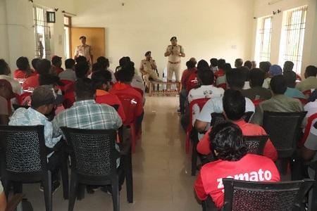 पार्सल सुविधा उपलब्ध कराने वाली कंपनियों के वेण्डर बॉय एवं पान ठेला संचालकों की ली गई बैठक...