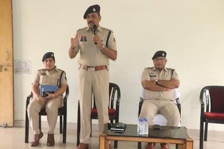 पार्सल सुविधा उपलब्ध कराने वाली कंपनियों के वेण्डर बॉय एवं पान ठेला संचालकों की ली गई बैठक...