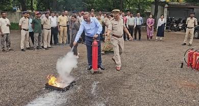 पुलिस महानिरीक्षक दुर्ग रेंज के निर्देशन में आपातकालीन स्थिति में बचाव हेतु “फायर एक्सटिंग्विशर ट्रेनिंग” का आयोजन...