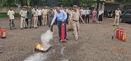 पुलिस महानिरीक्षक दुर्ग रेंज के निर्देशन में आपातकालीन स्थिति में बचाव हेतु “फायर एक्सटिंग्विशर ट्रेनिंग” का आयोजन... 1 पुलिस महानिरीक्षक दुर्ग रेंज के निर्देशन में आपातकालीन स्थिति में बचाव हेतु “फायर एक्सटिंग्विशर ट्रेनिंग” का आयोजन...