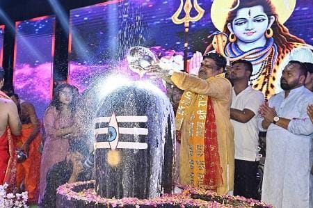 विधायक गजेन्द्र को जन्मदिन पर आशीष देने पहुँचे विस अध्यक्ष रमन सिंह...