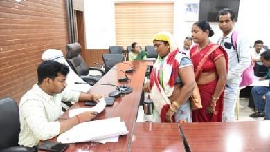 बरसात में घर खाली करने, नोटिस से परेशान ग्रामीणों ने आबादी पट्टा दिलाने जनदर्शन में दिया आवेदन...
