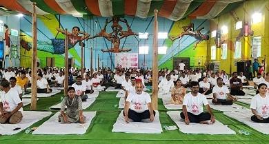 योग को हमे दैनिक जीवन में अपनाकर अपने जीवन को स्वस्थ और अनुशासित बनाना है- विधायक ललित चंद्राकर...