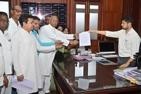 दुर्ग ग्रामीण विधानसभा क्षेत्र की जन समस्याओं को लेकर पूर्व गृहमंत्री एवं प्रतिनिधि मंडल ने किया कलेक्टर दुर्ग से मुलाकात, सौंपा ज्ञापन...