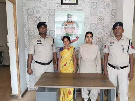गांजा बेचती महिला गिरफ्तार: दुर्ग पुलिस की कार्रवाई में 1.2 किलो गांजा और नगद बरामद.... 1 गांजा बेचती महिला गिरफ्तार: दुर्ग पुलिस की कार्रवाई में 1.2 किलो गांजा और नगद बरामद....