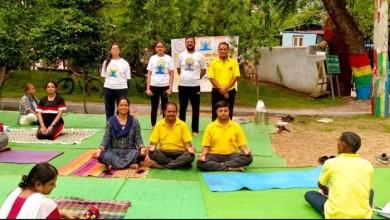 निशुल्क योग शिविर में समनवित सामूहिक योग का प्रदर्शन- शिविर में जनसमुदाय को आहार विहार की जानकारी दी...