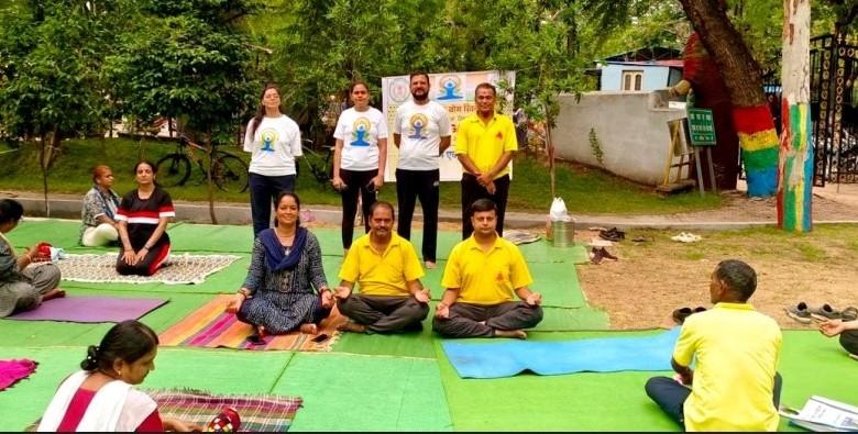 निशुल्क योग शिविर में समनवित सामूहिक योग का प्रदर्शन- शिविर में जनसमुदाय को आहार विहार की जानकारी दी... 3 निशुल्क योग शिविर में समनवित सामूहिक योग का प्रदर्शन- शिविर में जनसमुदाय को आहार विहार की जानकारी दी...