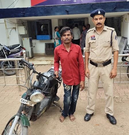 शाह इंडस्ट्रीज में चोरी करने वाला आरोपी गिरफ्तार, नाबालिग साथी के साथ रची थी साजिश... 1 शाह इंडस्ट्रीज में चोरी करने वाला आरोपी गिरफ्तार, नाबालिग साथी के साथ रची थी साजिश...