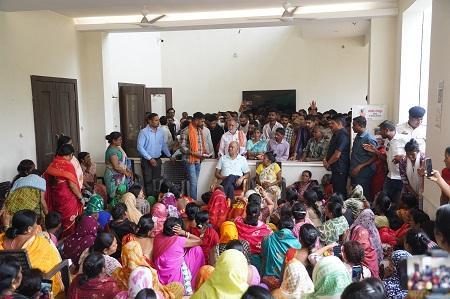 भाठागांव-धमतरी रोड निर्माण से प्रभावित नागरिकों को मिलेगा न्याय: सांसद बृजमोहन अग्रवाल... 1 भाठागांव-धमतरी रोड निर्माण से प्रभावित नागरिकों को मिलेगा न्याय: सांसद बृजमोहन अग्रवाल...