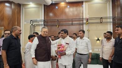 विधायक गजेन्द्र को जन्मदिन पर आशीष देने पहुँचे विस अध्यक्ष रमन सिंह...