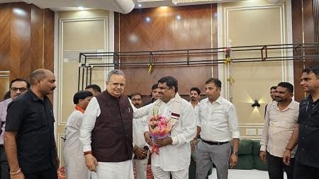 विधायक गजेन्द्र को जन्मदिन पर आशीष देने पहुँचे विस अध्यक्ष रमन सिंह...