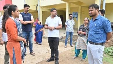 प्रधानमंत्री आवास योजना में निवासरत परिवारों से मिलने पहुंचे आयुक्त...