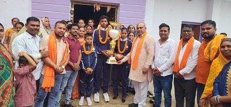 दुर्ग ग्रामीण विधायक ललित चंद्राकर ने साइकिल पोलो प्रतियोगिता में स्वर्ण पदक प्राप्त करने वाले खिलाड़ियों का किया सम्मान... 1 दुर्ग ग्रामीण विधायक ललित चंद्राकर ने साइकिल पोलो प्रतियोगिता में स्वर्ण पदक प्राप्त करने वाले खिलाड़ियों का किया सम्मान...
