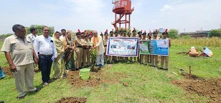 विश्व पर्यावरण दिवस पर दुर्ग ग्रामीण विधायक ललित चंद्राकर ने आम व बदाम के पौधा रोपण किया... 1 विश्व पर्यावरण दिवस पर दुर्ग ग्रामीण विधायक ललित चंद्राकर ने आम व बदाम के पौधा रोपण किया...