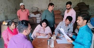 गुरमुख जुमनानी के ग्राम कोनारी स्थित फैक्ट्री में खाद एवं औषधि प्रशासन विभाग का छापा...