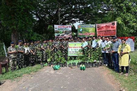 विश्व पर्यावरण दिवस पर भिलाई इस्पात संयंत्र व सशस्त्र सीमा बल ने किया वृहद वृक्षारोपण, लगाए 400 पौधे...
