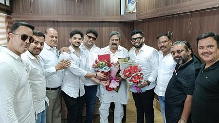 भिलाई ट्रक ट्रेलर ट्रांसपोर्टर्स एसोसिएशन ने महापौर नीरज पाल को जन्मदिन पर दी शुभकामनाएं... 1 भिलाई ट्रक ट्रेलर ट्रांसपोर्टर्स एसोसिएशन ने महापौर नीरज पाल को जन्मदिन पर दी शुभकामनाएं...