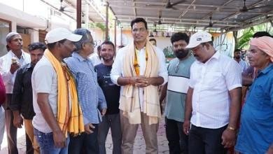 भिलाई नगर विधायक देवेंद्र यादव से नागरिकों ने की भेंट मुलाकात, बीईसी मजदूरों ने वेतन दिलाने पर किया सम्मान