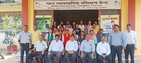 महिला सशक्तिकरण हेतु राजहरा माइंस में ड्राइविंग प्रशिक्षण कार्यक्रम का शुभारंभ... 3 महिला सशक्तिकरण हेतु राजहरा माइंस में ड्राइविंग प्रशिक्षण कार्यक्रम का शुभारंभ...
