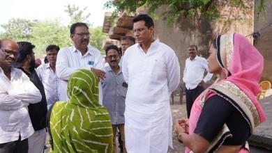 पीड़ित परिवार के साथ इंसाफ की फरियाद लेकर कलेक्टोरेट पहुंचे विधायक देवेंद्र यादव...