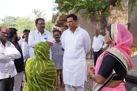 पीड़ित परिवार के साथ इंसाफ की फरियाद लेकर कलेक्टोरेट पहुंचे विधायक देवेंद्र यादव... 1 पीड़ित परिवार के साथ इंसाफ की फरियाद लेकर कलेक्टोरेट पहुंचे विधायक देवेंद्र यादव...