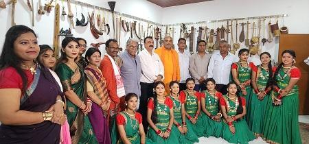 10 दिवसीय लोक वाद्य यंत्रों की कार्यशाला शिविर के समापन समारोह में सम्मिलित हुए दुर्ग ग्रामीण विधायक ललित चंद्राकर... 3 10 दिवसीय लोक वाद्य यंत्रों की कार्यशाला शिविर के समापन समारोह में सम्मिलित हुए दुर्ग ग्रामीण विधायक ललित चंद्राकर...