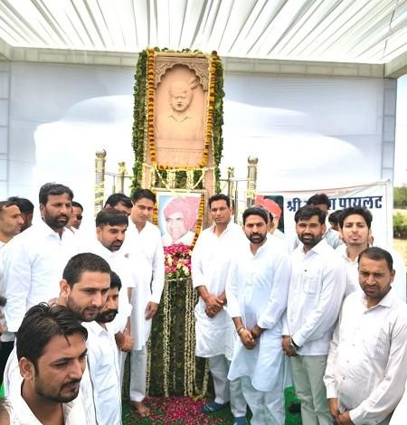 स्व. राजेश पायलट की पुण्यतिथि पर राजस्थान पहुंचे देवेंद्र... 1 स्व. राजेश पायलट की पुण्यतिथि पर राजस्थान पहुंचे देवेंद्र...
