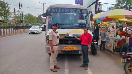 "ऑपरेशन-सुरक्षा" अभियान के तहत यातायात पुलिस दुर्ग द्वारा लापरवाह बस चालकों पर की जा रही हैँ कार्यवाही... 1 "ऑपरेशन-सुरक्षा" अभियान के तहत यातायात पुलिस दुर्ग द्वारा लापरवाह बस चालकों पर की जा रही हैँ कार्यवाही...