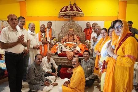 शंकराचार्य अविमुक्तेश्वरानंद ने सिंधी समाज के गो प्रतिष्ठा अभियान से जुड़ने सम्बंधी पुस्तिका का श्री विद्या मठ वाराणसी में किया विमोचन
