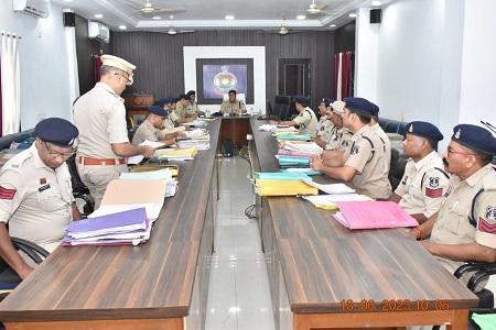 वरिष्ठ पुलिस अधीक्षक व्दारा दुर्ग अनुविभाग के थानों की ली गयी समीक्षा बैठक... 1 वरिष्ठ पुलिस अधीक्षक व्दारा दुर्ग अनुविभाग के थानों की ली गयी समीक्षा बैठक...
