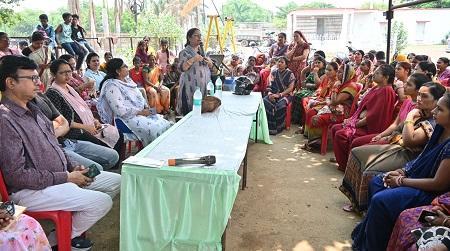 आत्मनिर्भर नारी, सशक्त समाज की ओर सशक्त कदम... 1 आत्मनिर्भर नारी, सशक्त समाज की ओर सशक्त कदम...