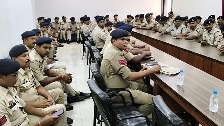 वरिष्ठ पुलिस अधीक्षक, दुर्ग के निर्देश पर ली गयी थाना/चौकी के पेट्रलिंग पार्टी की बैठक
