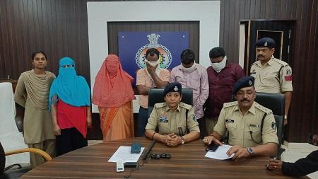 स्पा सेंटर की आड़ में चल रहे देह व्यापार का भांडाफोड़... 1 स्पा सेंटर की आड़ में चल रहे देह व्यापार का भांडाफोड़...