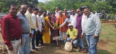 शहीदों की याद में "हर आंगन एक पेड़" का आयोजन: भिलाई में देश के पहले सिंदूर उद्यान का उद्घाटन... 1 शहीदों की याद में "हर आंगन एक पेड़" का आयोजन: भिलाई में देश के पहले सिंदूर उद्यान का उद्घाटन...