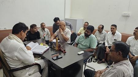 भेंट मुलाकात में पहुंचे गणमान्य नागरिको ने विधायक को बताई अपनी समस्या...