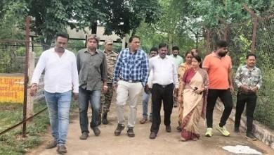 रायपुर नाका मुक्तिधाम में चल रहे उन्नयन व सुंदरीकरण कार्य का निरीक्षण करने महापौर टीम के साथ पहुँची...
