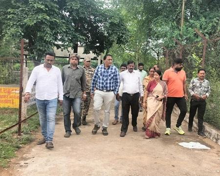 रायपुर नाका मुक्तिधाम में चल रहे उन्नयन व सुंदरीकरण कार्य का निरीक्षण करने महापौर टीम के साथ पहुँची... 1 रायपुर नाका मुक्तिधाम में चल रहे उन्नयन व सुंदरीकरण कार्य का निरीक्षण करने महापौर टीम के साथ पहुँची...
