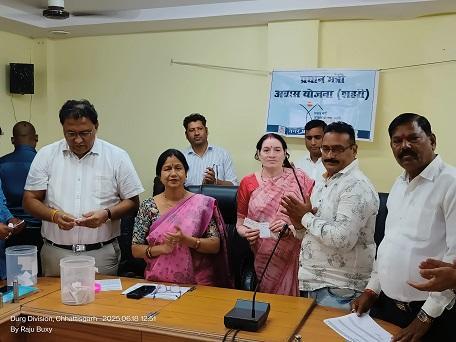 लाटरी निकालकर 38 हितग्राहियों को प्रदान किया गया पीएम आवास, महापौर श्रीमती बाघमार की पहल से लोगों के खिले चेहरे... 1 लाटरी निकालकर 38 हितग्राहियों को प्रदान किया गया पीएम आवास, महापौर श्रीमती बाघमार की पहल से लोगों के खिले चेहरे...
