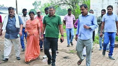 तालाबों में उगे जलकुंभी सफाई के साथ निर्माण कार्य का औचक निरीक्षण... 1 तालाबों में उगे जलकुंभी सफाई के साथ निर्माण कार्य का औचक निरीक्षण...