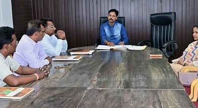 भिलाई नगर निगम की विद्युत समीक्षा बैठक में फूटा गुस्सा, ठेकेदार को दी चेतावनी...