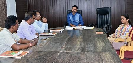 भिलाई नगर निगम की विद्युत समीक्षा बैठक में फूटा गुस्सा, ठेकेदार को दी चेतावनी... 1 भिलाई नगर निगम की विद्युत समीक्षा बैठक में फूटा गुस्सा, ठेकेदार को दी चेतावनी...
