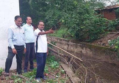 प्रभारी महापौर नरेंद्र बंजारे ने वार्ड क्रमांक 43 नाला सफाई कार्य का किया निरीक्षण... 1 प्रभारी महापौर नरेंद्र बंजारे ने वार्ड क्रमांक 43 नाला सफाई कार्य का किया निरीक्षण...