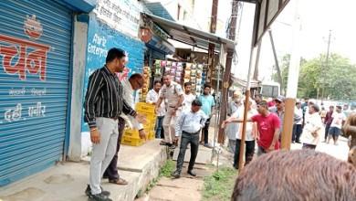 नाली के उपर किए गए अवैध अतिक्रमण को निगम ने हटाया...